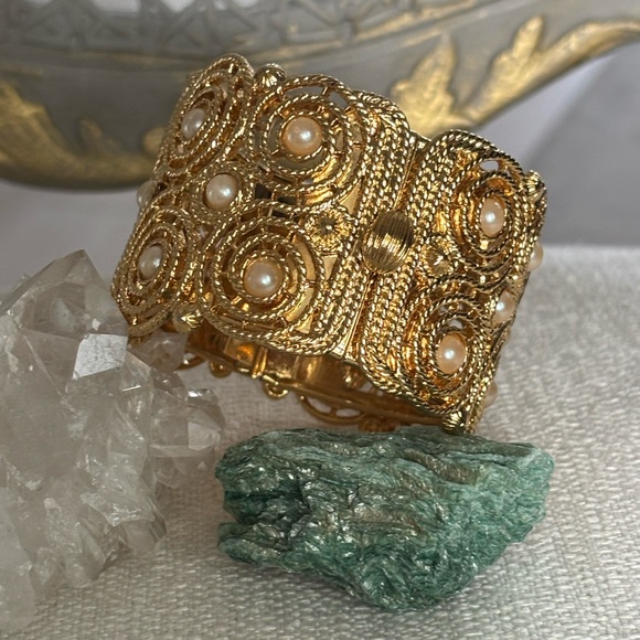 ✨Vintage St John Gold Plated Pearly Swivels Luxury Bangle✨ - Picture 1 of 9